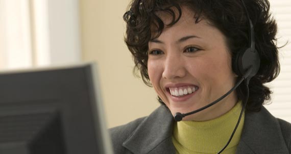 Femme portant un casque d’écoute.