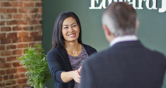 leadership1 Une femme tend la main pour serrer celle de son collègue.