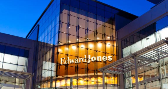 1-Photoshopped-EJ_Building_2-1 Une photo de nuit extérieure d’un siège social d’Edward Jones.