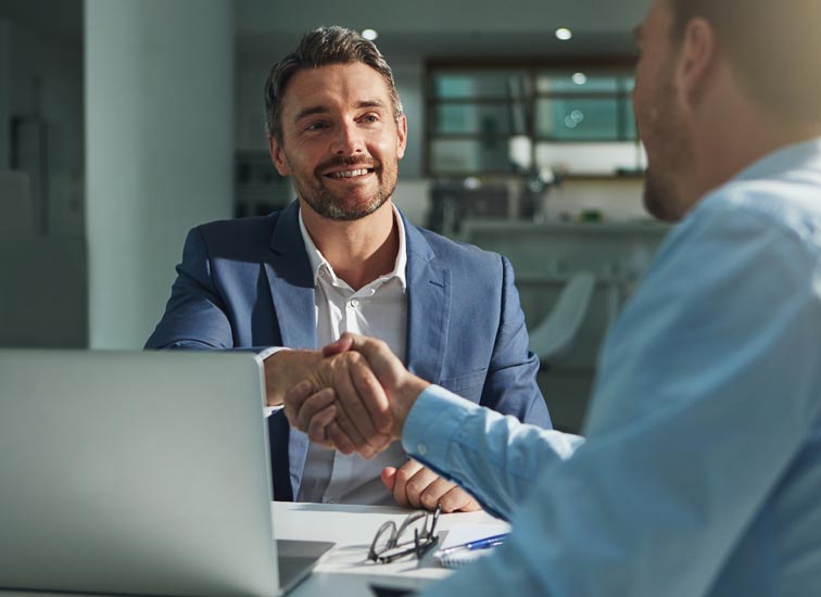GettyImages-540525954-handshake-1 Deux hommes se serrent la main