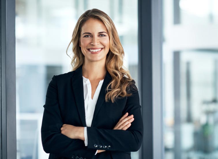 iStock-831902150-1 Une femme d’affaires souriante, les bras croisés.